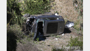 타이거 우즈 車 전복사고로 긴급 이송…현재 수술중