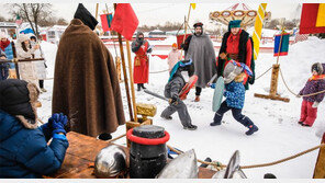 러시아 ‘조국 수호의 날’… 어린이 창검술 대결