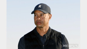 ‘차량 전복 사고’ 우즈, 걷는 데만 수개월…재기 불투명