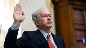 번스 “푸틴의 러시아, 새로 부상하는 中만큼 파괴적”