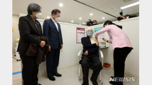  文대통령, 국내 첫 백신 접종 현장 방문…“조속한 일상 회복”