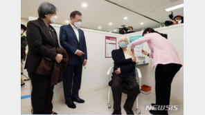 백신 맞는 병원장 “안 아프게…” 文 “아니, 의사신데” 웃음