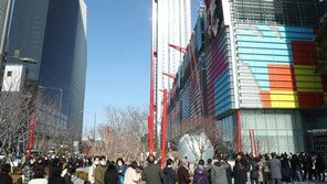 여의도 ‘더현대서울’ 개장…첫 날부터 손님 발걸음 ‘북적’[청계천 옆 사진관]