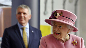 94세 영국 여왕 “코로나 백신 무해…타인 위해 맞으라”