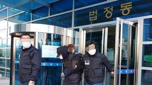 아파트 경비원 몽둥이로 ‘퍽퍽’ 때린 60대 입주민 구속
