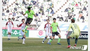 전북, 서울과의 개막전 2-0 완승…기성용 36분 만에 교체