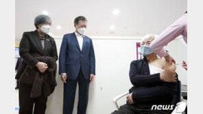 탁현민 “대통령 예방접종 현장방문, 일상회복 첫걸음 같이 하잔 의미”