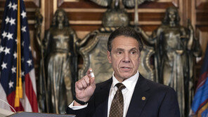 25세 女고문에 “나이든 男과 잔적 있나”…쿠오모 뉴욕주지사 또 성추행 의혹