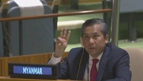 미얀마 ‘피의 주말’, 최소 7명 사망…주유엔 대사 ‘세 손가락 경례’로 해임당해