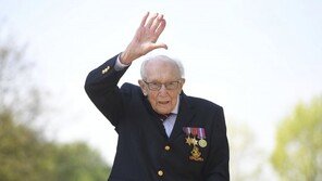 ‘어둠 두려워말라’…‘코로나 기부 영웅’ 2차대전 참전용사 장례식 엄수