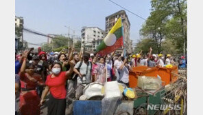 미얀마 시위 유혈 사태 “최소 18명 사망”…실탄 경고사격까지