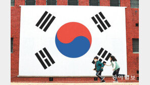 1일 102주년 3·1절… 태극기 앞에서 밝게 웃는 아이들