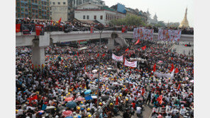미얀마 ‘피의 일요일’…물대포-최루탄 등 유혈진압에도 거리로