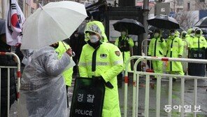 9명 시작한 집회가 40명으로…해산 명령에 “구경하는데 왜” 반발