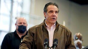 민주당서도 사퇴론… 쿠오모 ‘사면초가’