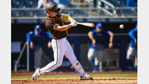 SD 김하성, 2경기 만에 첫 안타…유격수로 호수비까지