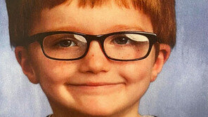 “나 버리지 마” 엄마 차에 매달렸다 떨어진 美 6세 소년 사망