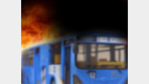서울 도심 달리던 버스 뒤편에서 불이 ‘활활’…7명 긴급 대피