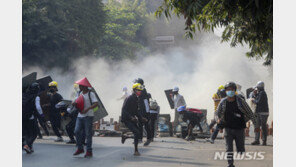 “미얀마 보안군, 시위대에 또 실탄 발포…2명 사망”