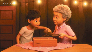 이민자 가족애 ‘미나리’ 이어… 한국 할머니 희생 그린 픽사 애니 무료공개