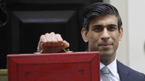 英재무장관은 왜 ‘빨간 가방’을 들었을까?…150년 넘는 ‘예산안’ 전통