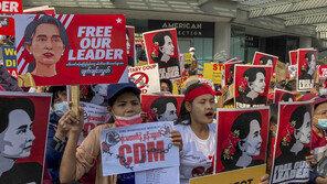 가부장제 강한 미얀마서 여성들이 시위 선봉에 서고 있다