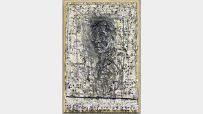 겹겹 한지 철솔로 긁어… “살아내는 수고로움 담아낸 이미지들”