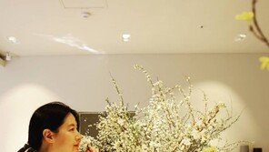 이영애, 꽃과 함께한 우아한 일상…51세 여신 비주얼