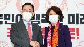 주호영, 한정애 격하게 환영…“文대통령 인사중 제일 잘된 인사”