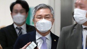 최강욱, 첫 재판서 “개혁 마음에 안든다고 정치적 기소”