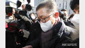 최신원 기소에 SK네트웍스·SKC 거래정지…거래소 “조회공시 요구”