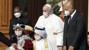 프란치스코 교황, 이라크 지도자 만나 “종교 공동체 간 협력해야”