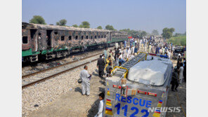 파키스탄 남부서 여객열차 탈선사고 발생…최소 41명 사상