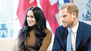 英왕실-해리 부부 갈등, 진흙탕 싸움으로