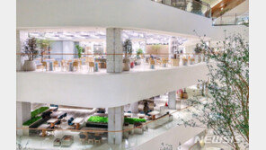 여의도 더현대서울 인산인해…“이용 가능 인원 30%·환기 강화”