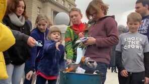 “마스크를 없애자”…美 아이다호서 방역지침 항의 마스크 화형식