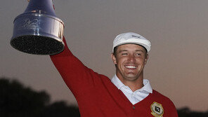 호수 넘어 377야드 괴력샷…디섐보 “우즈의 격려 문자가 우승 원동력”