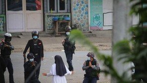 미얀마 경찰 앞 무릎꿇은 수녀…이번엔 경찰도 꿇었다