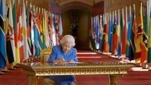 오프라 윈프리 “英 여왕 내외, 증손자 피부색 우려하지 않아”