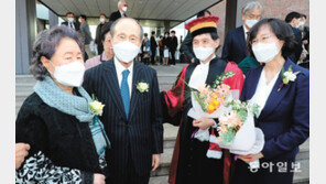 기부한 빌딩 4년만에 처음 찾은 정문술 부부