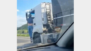 질주하는 트럭에 매달려 30km 달린 남자…왜? (영상)
