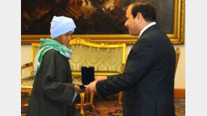 딸 위해 50년 남장한 구두닦이 여성…대통령도 고개 숙였다