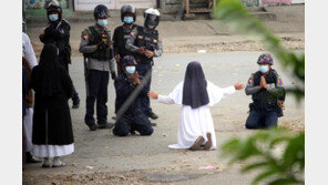 “쏘지 말라” 무릎꿇은 수녀 뒤에서… 미얀마 군경 발포 1명 숨져