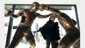 알리 vs 프레이저, 동상으로 살아난 ‘세기의 대결’