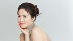 송혜교, 분위기 여신의 동안미모…은은한 미소는 덤