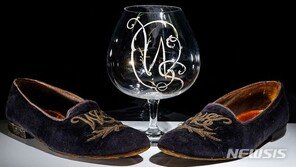 英처칠 총리의 벨벳 실내화, 6300만원에 팔려…예상가 4배