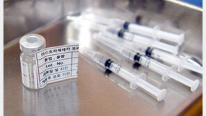 AZ, 65세 이상 접종 허용할 듯…전문가 “1~2일 ‘백신 휴가’” 권고