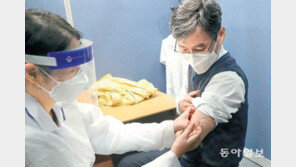 백신 접종 모의훈련 받는 부산시장 권한대행