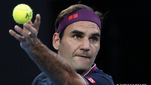 ‘녹슬지 않은 황제’ 페더러, 405일 만의 복귀전서 승리