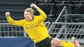 호날두 머리 감싸쥔 날, 21세 홀란에 빠지다